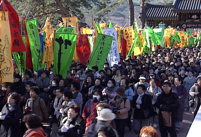 영결식장에서 다비식으로 향하는 길에 3만여명의 스님과 신도가 뒤따르고 있다. 